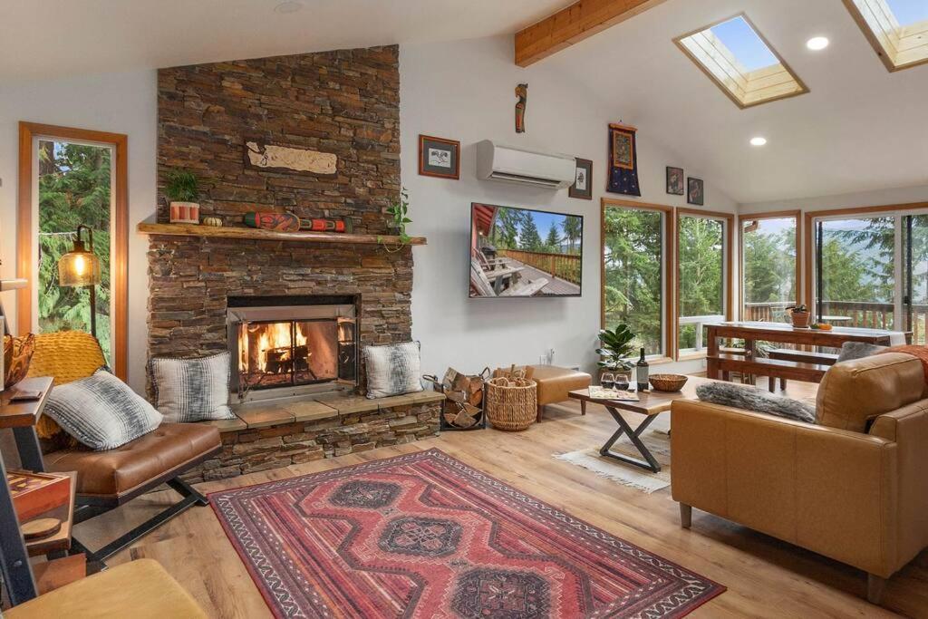 Lookout Mountain Lodge, a scenic treetop retreat - Housity