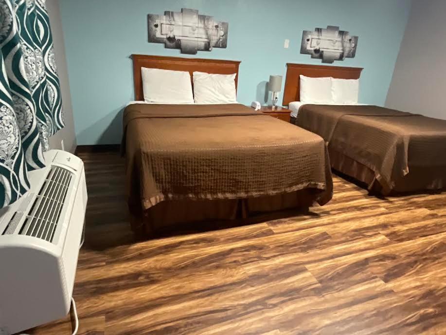 Postel nebo postele na pokoji v ubytování RIVERSIDE MOTEL