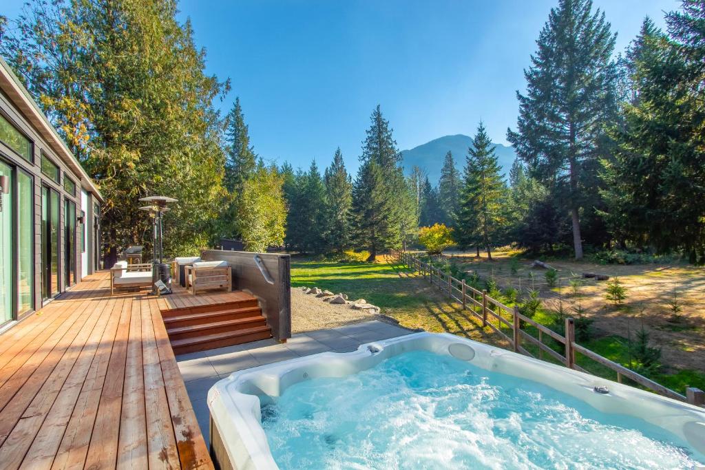 Mountain Cabin with Views at White Pass and Mount Rainier National Park - Housity