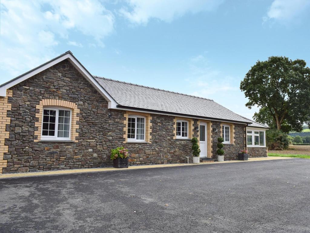 una imagen de una casa de piedra en Maes Rheidol, en Capel Bangor