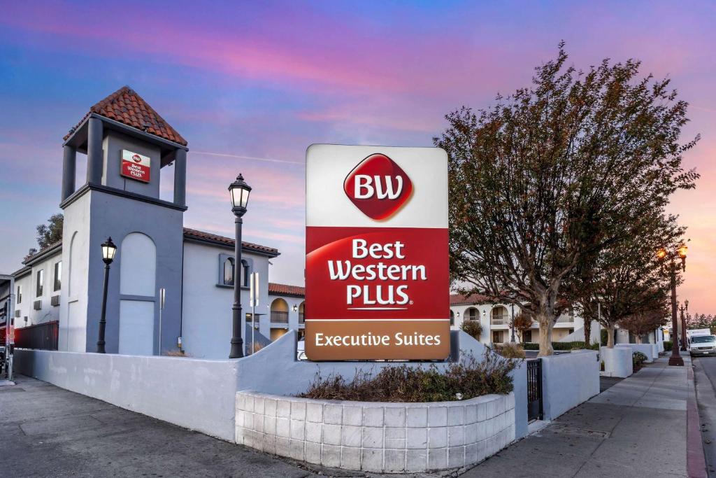 un panneau indiquant un bus du meilleur ouest plus dans l'établissement Best Western Plus Executive Suites, à Redwood City