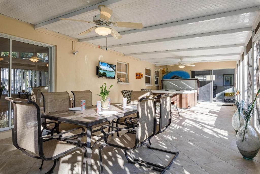 Pet Friendly Paradise Casa Flamingo Roelens Vacations, Cape Coral