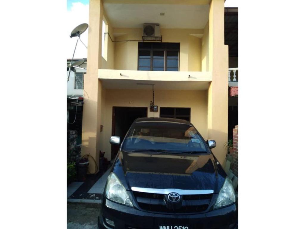 莎阿南的住宿－homestay subang，停在房子前面的汽车