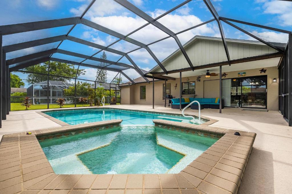 Heated Pool & Spa, Covered Patio, BBQ grill, games and fun, Sleeps 6