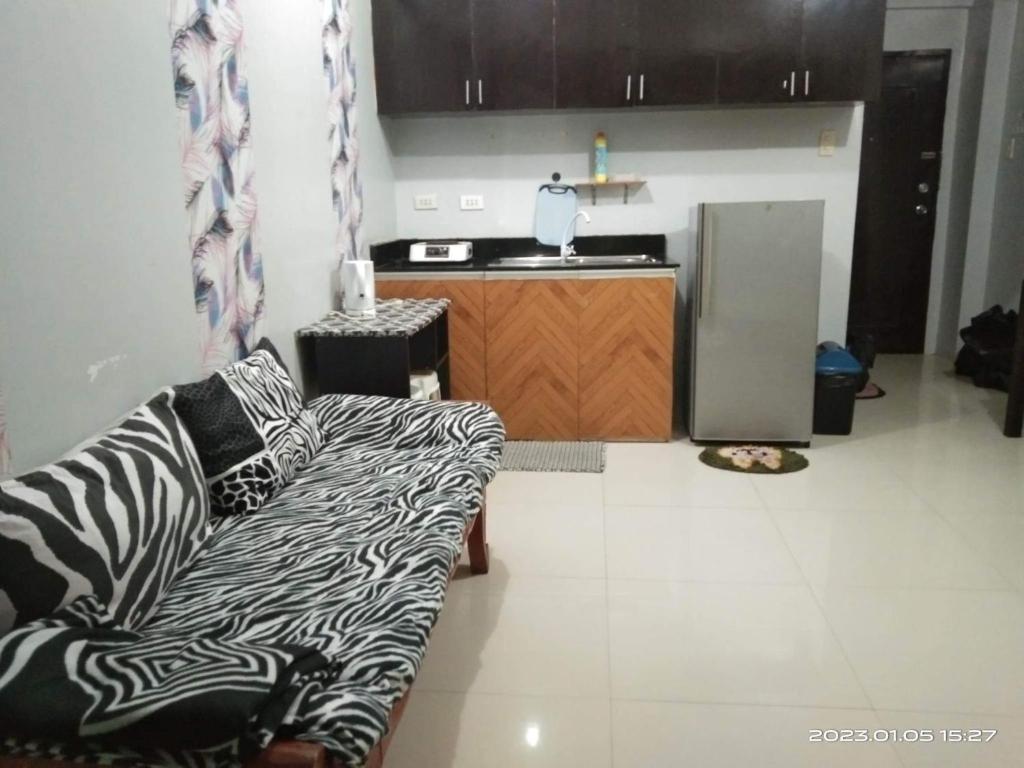 een woonkamer met een zebraprint bank en een keuken bij Kassel Residences Staycation Near NAIA - Moonwalk Paranaque in Manilla