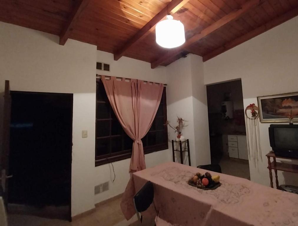 sala de estar con mesa y ventana en LUMINOSO PA en Villa María