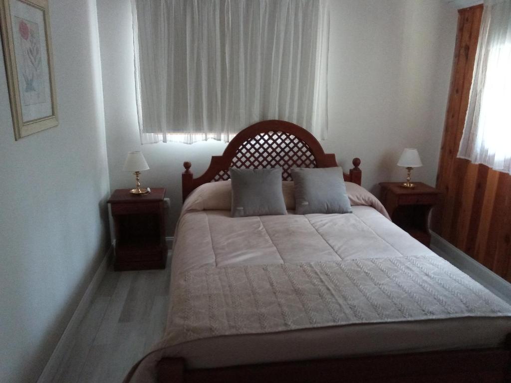 En eller flere senge i et værelse på Cabaña Los Abetos 1