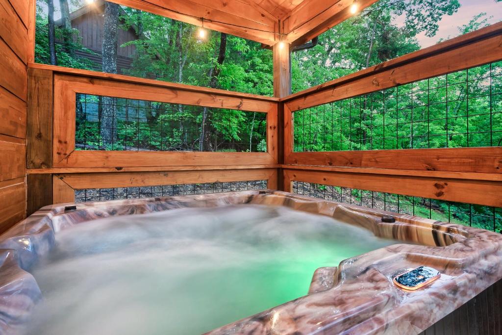 The Knotty Bear Retreat - Built in 2022 - Private Fire Pit - Hot Tub - Game  Room - 2 King Beds - Parking for 3 Cars - Central Location, Sevierville –  ceny aktualizovány 2023