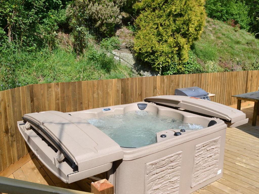 een hot tub bovenop een terras bij Burrills View in Horderley