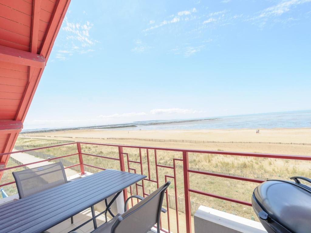 - une vue sur la plage depuis le balcon d'une maison de plage dans l'établissement Appartement T2 en Front de Mer avec Balcon, Wifi et Parking - Châtelaillon-Plage - FR-1-535-5, à Châtelaillon-Plage