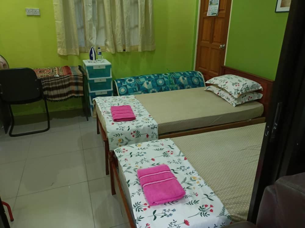 Postel nebo postele na pokoji v ubytování HOMESTAY JANNATI TAMBUN