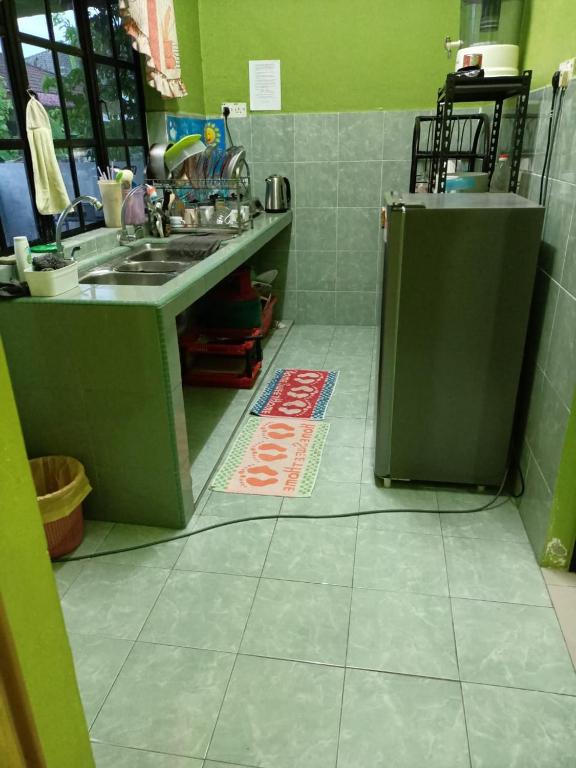 Kuchyň nebo kuchyňský kout v ubytování HOMESTAY JANNATI TAMBUN