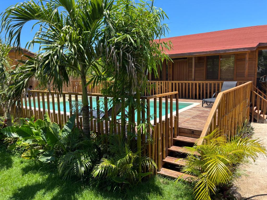 uma escada de madeira que leva a uma casa com piscina em Anicca Aldea em Holbox