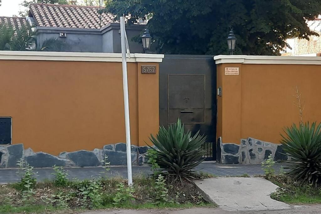 un edificio con una puerta y una luz de la calle delante en Mono ambiente Loria en Luján de Cuyo