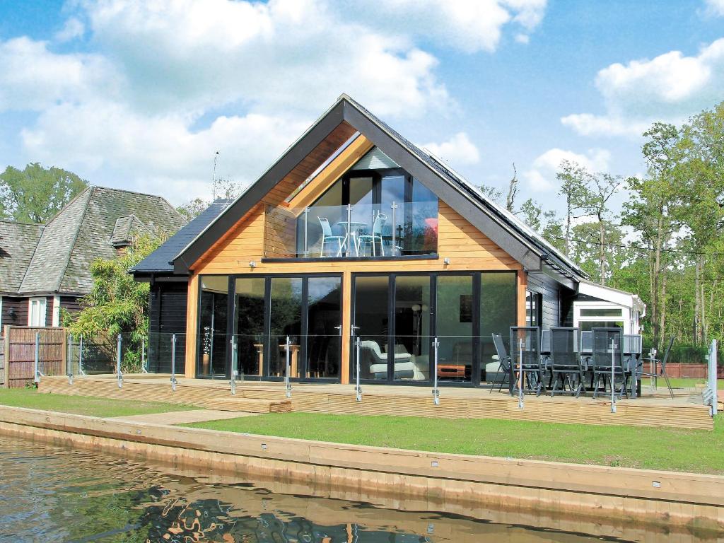 a house with a view of the water at Caracol - Cccf in Wroxham