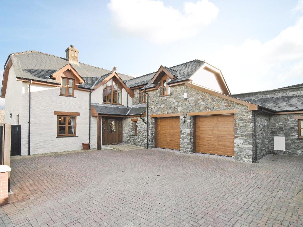 an image of a house with a driveway at Magnolia Cottage in Aberaeron