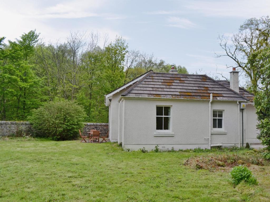 Blairhall的住宿－Fernwoodlea，院子里的白色小房子
