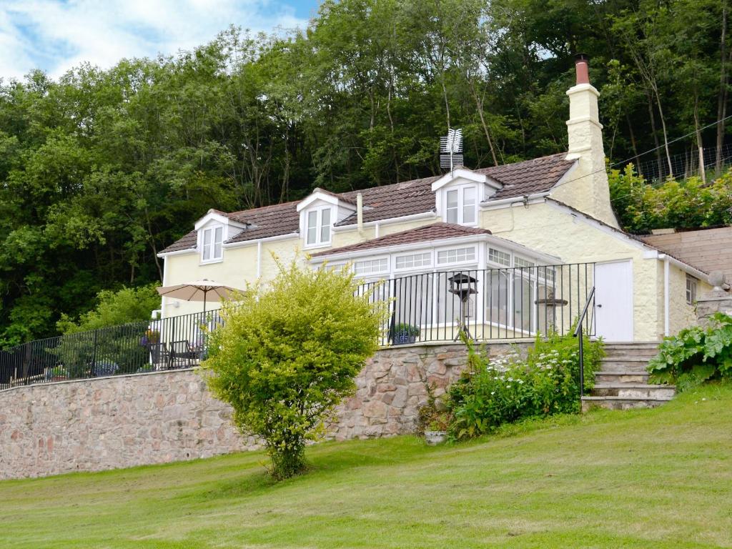 een huis met een hek en een stenen muur bij Thornhill in Whitchurch