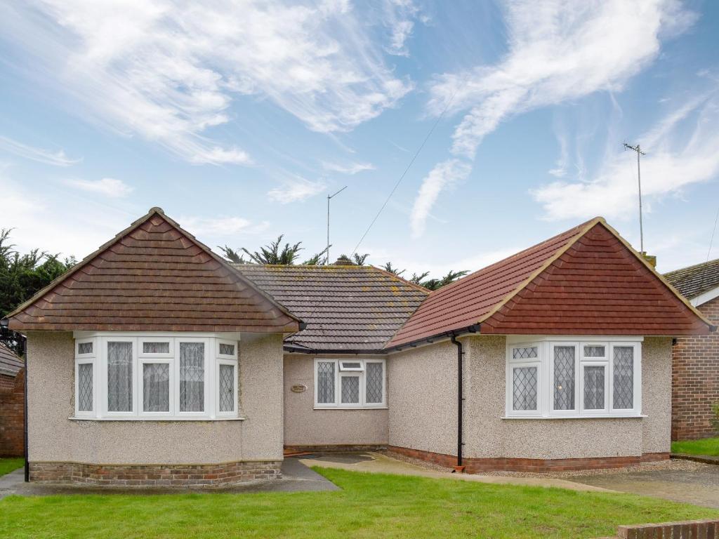 a detached house with a pitched roof at Hideaway Cottage in Kingsgate