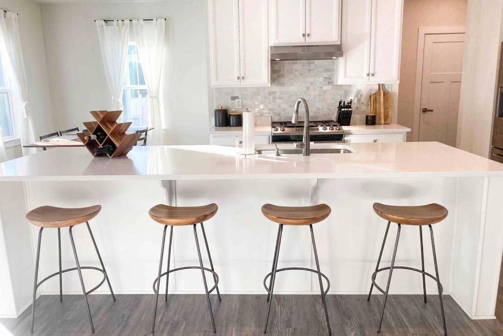 The Sparks Home! Relaxing Space + Lux Kitchen - Housity