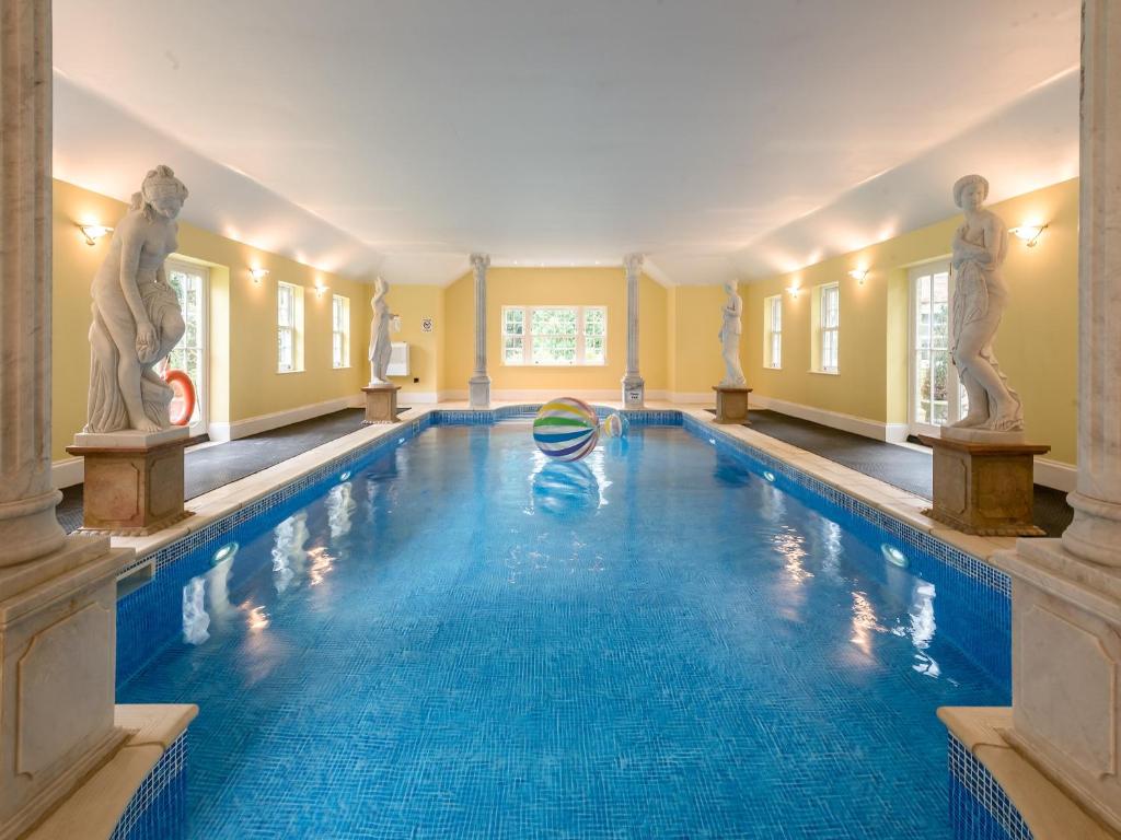 uma piscina interior com uma grande piscina azul em Northolme Hall em Wainfleet All Saints