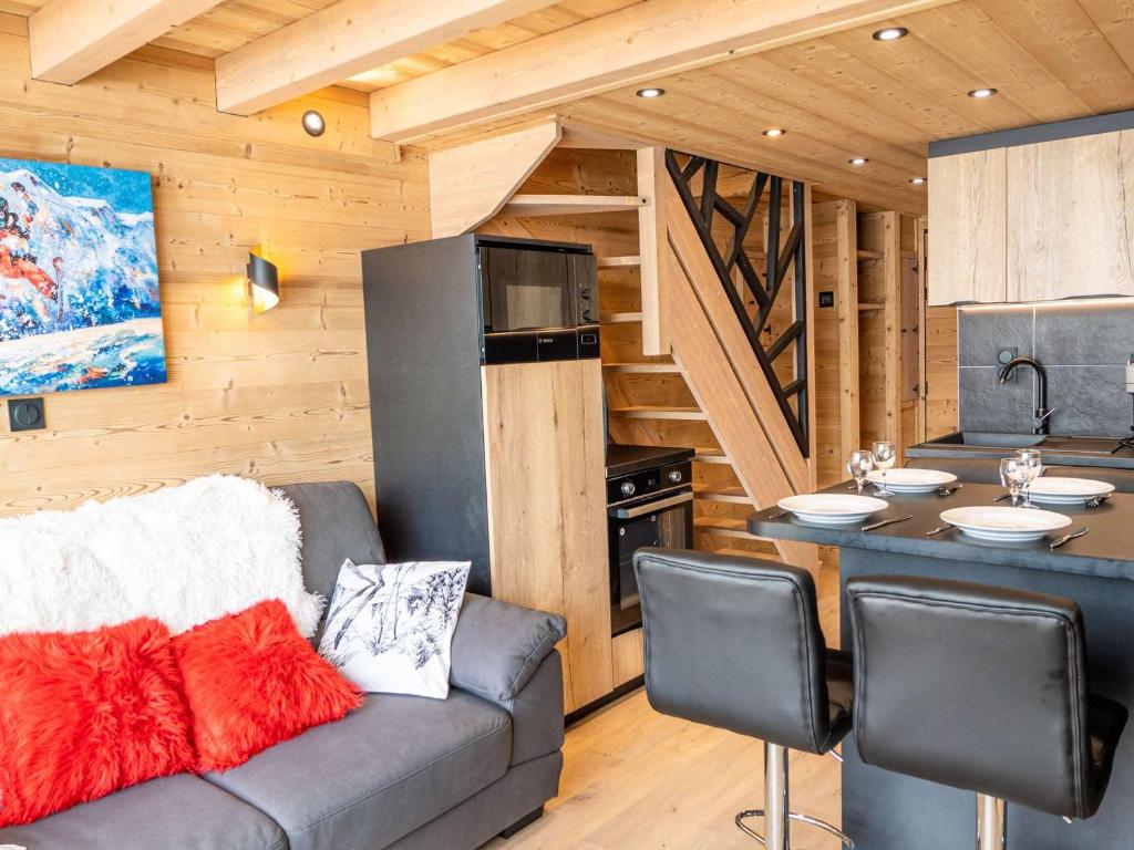ein Wohnzimmer mit Couch und Küche in der Unterkunft Appartement rénové duplex - Val Thorens, 6 pers - proche pistes - FR-1-637-58 in Val Thorens