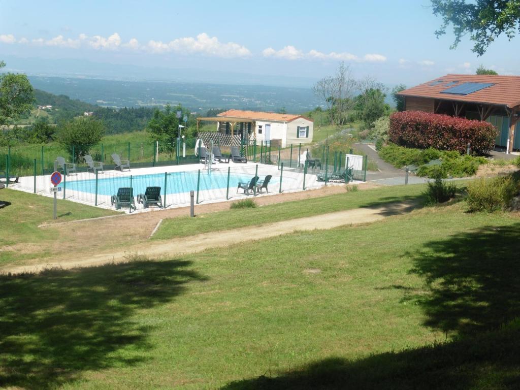 una piscina en un patio con una casa en Camping le Montbartoux, en Vollore-Ville