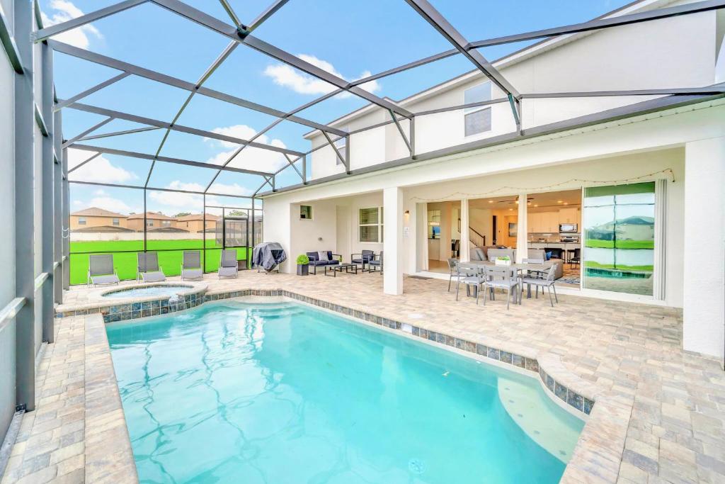 Vacation Home 9BR Family Home Pool Hot Tub and Games Room, Orlando