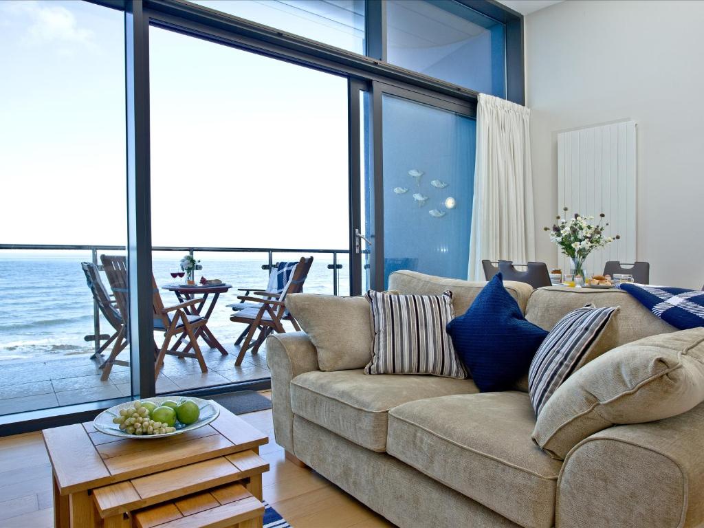 sala de estar con sofá y vistas al océano en Bliss - Horizon View, en Westward Ho