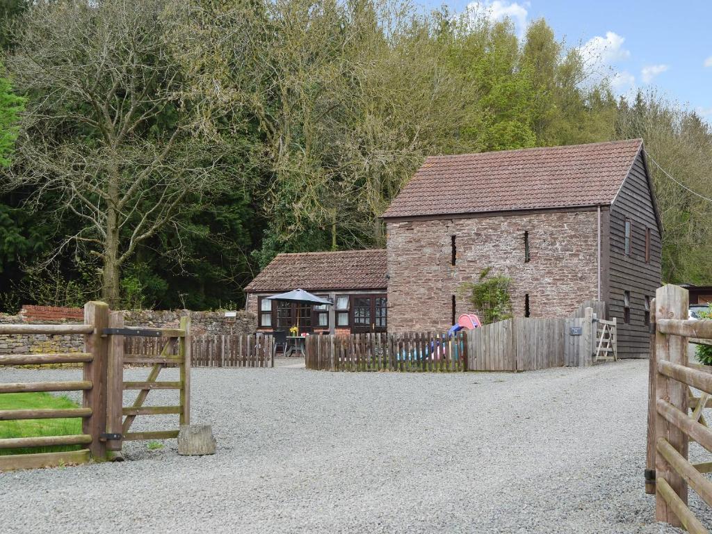 Brampton Hill Farm Cottage in Thruxton, Herefordshire, England