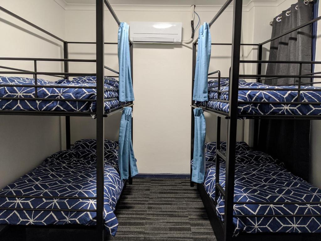 Palanda nebo palandy na pokoji v ubytování Queen Victoria Hostel