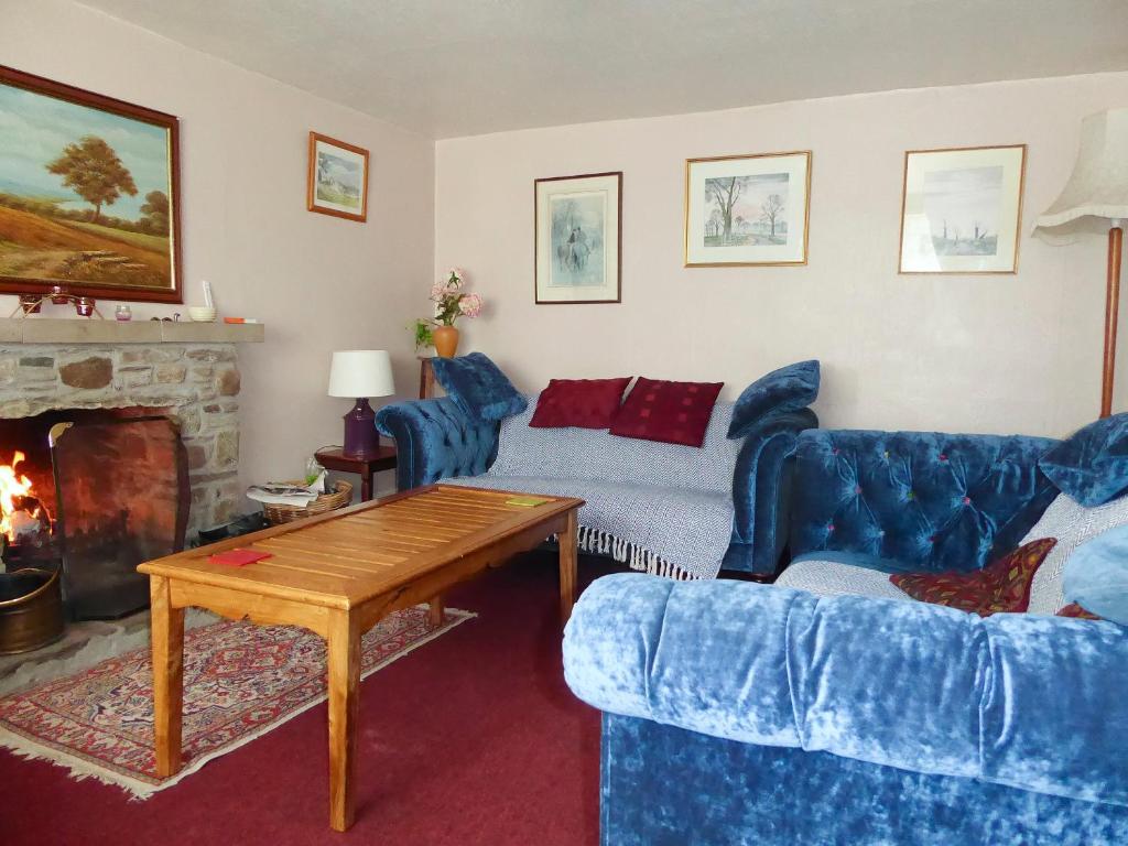 - un salon avec un canapé et une cheminée dans l'établissement The White House, à Pitlochry