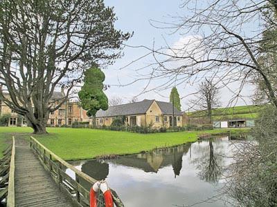 een boot op een rivier voor een huis bij The Gatehouse in Hooke