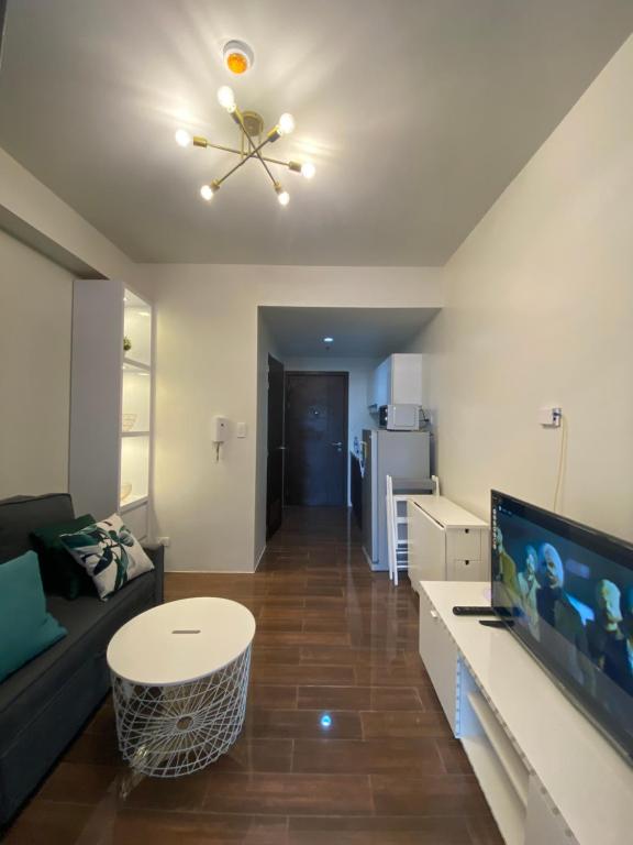 馬尼拉的住宿－Air Residences 4439，带沙发和平面电视的客厅