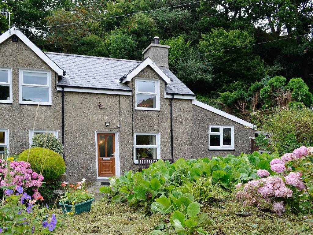 una casa con un jardín delante de ella en Capel Fawnog Mawr, en Talsarnau