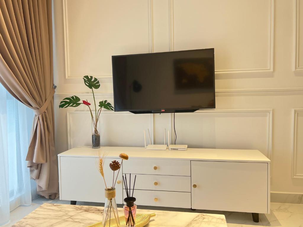 TV a/nebo společenská místnost v ubytování Rizz Residence Troika KB