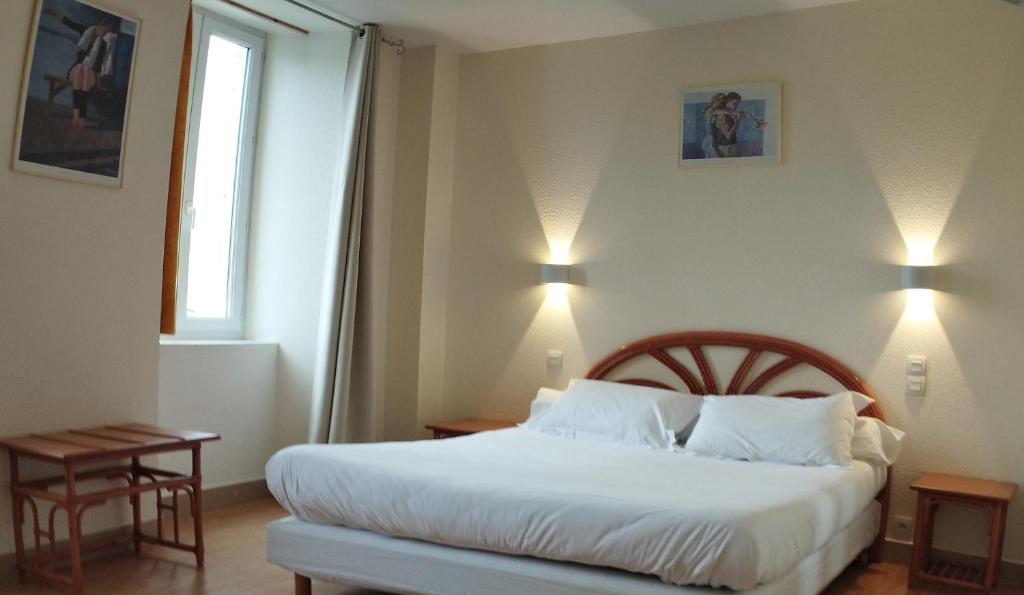 Postel nebo postele na pokoji v ubytování Hotel Du Rocher
