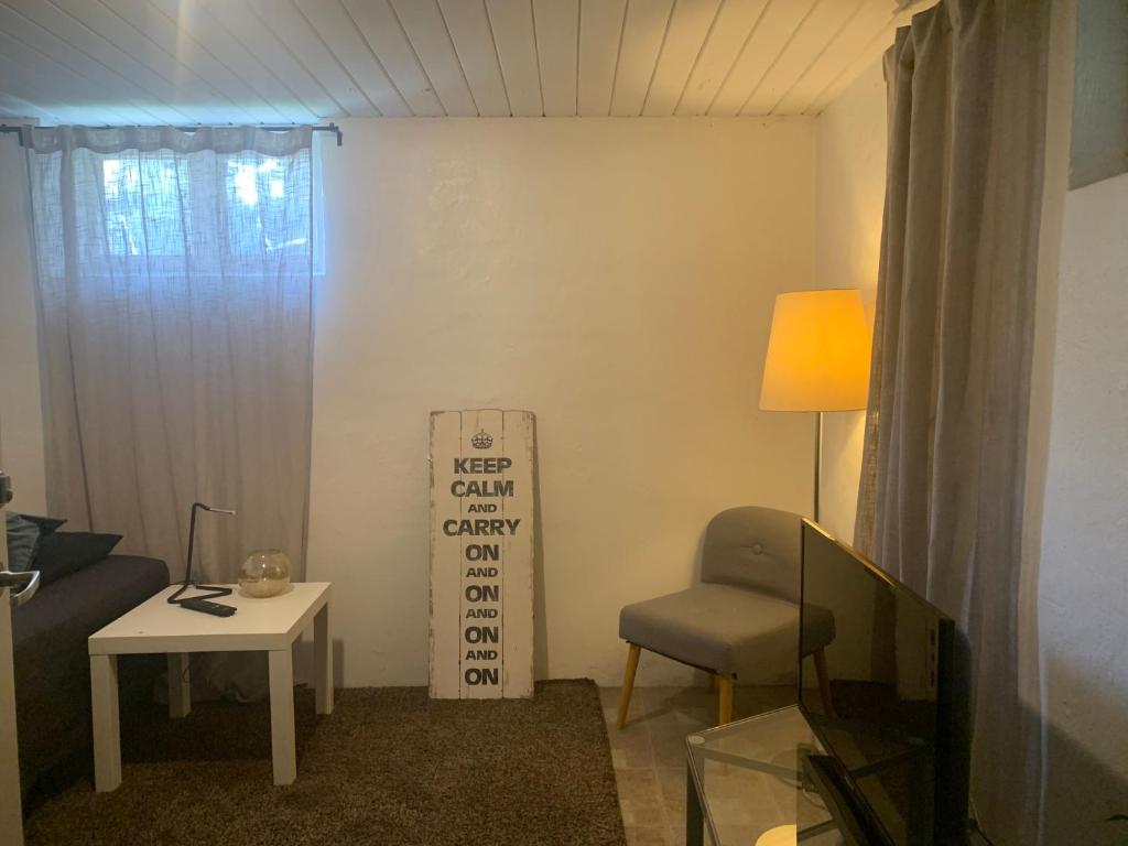 哥特堡的住宿－Örgryte centralt，客厅配有椅子和桌子