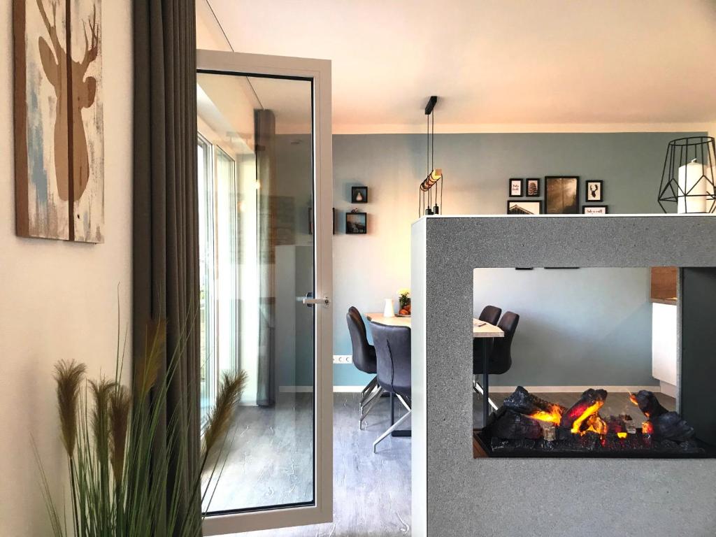 Fotografie z fotogalerie ubytování FerienHAUS Marta am Diemelsee im Sauerland mit eigener Sauna, Garten, Terrasse, Balkon und Blick auf den See v destinaci Diemelsee