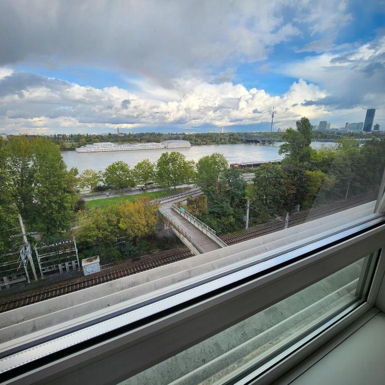 Lovely Apartment for 4 on the Danube River - Free Private Parking