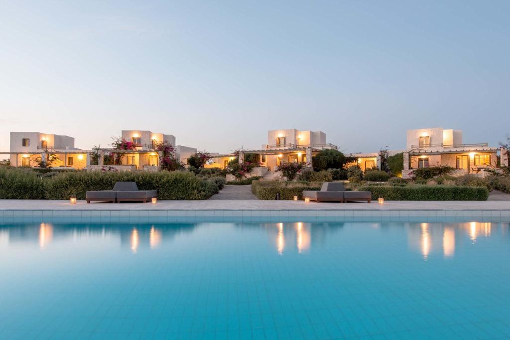 una gran piscina con edificios en el fondo en Stagones Luxury Villas, en Ampelas