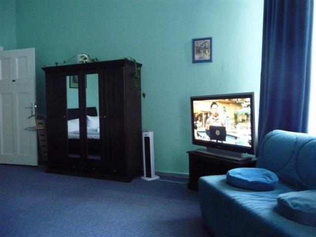 TV a/nebo společenská místnost v ubytování Hotel-Pension Rheingold am Kurfürstendamm