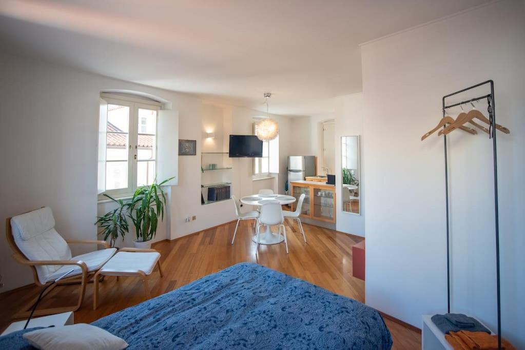 1 dormitorio con 1 cama y sala de estar en Torretta10 - Studio Apartment, en Trieste