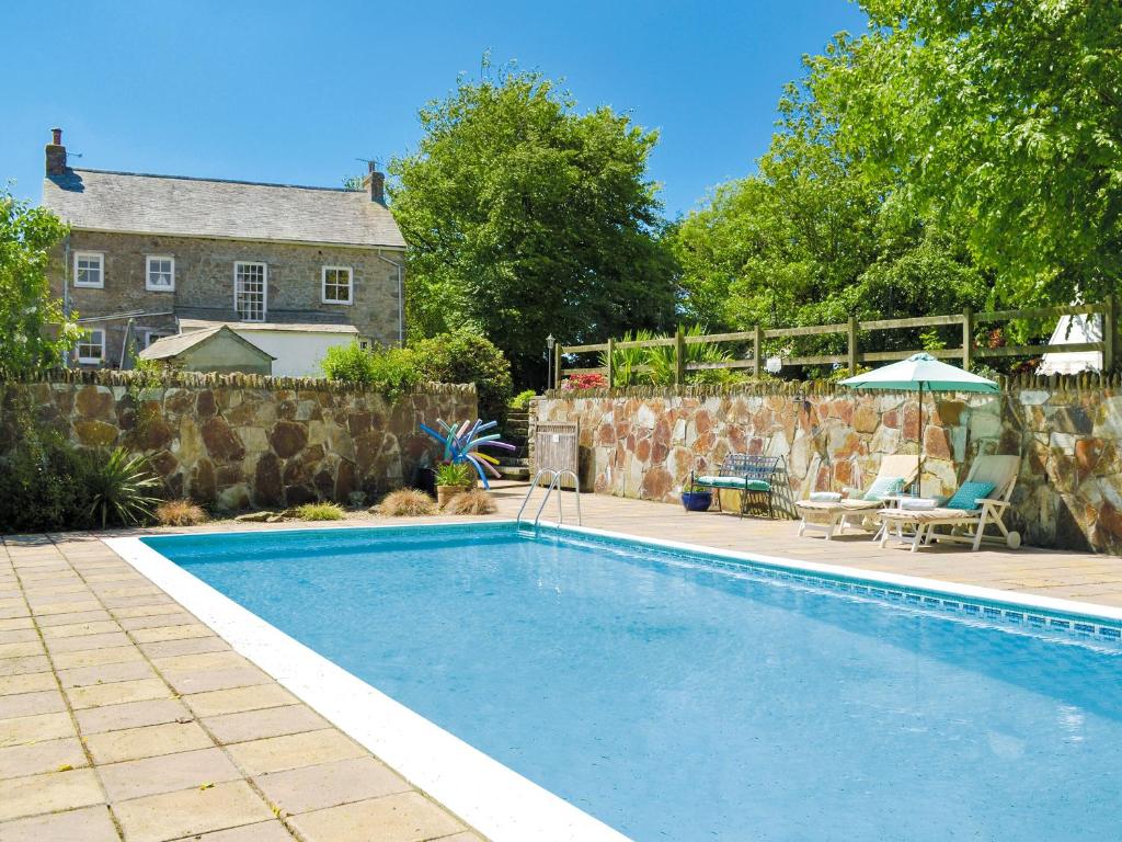 - une piscine en face d'une maison dans l'établissement Maidenland, à Saint Kew