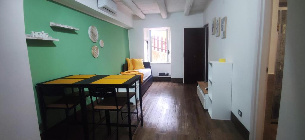 a room with a table and a green wall at Al piccolo borgo in Trevignano Romano