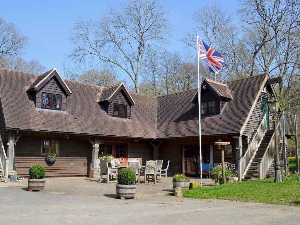 ein Haus mit britischer Flagge davor in der Unterkunft Horncombe Stables in West Hoathley