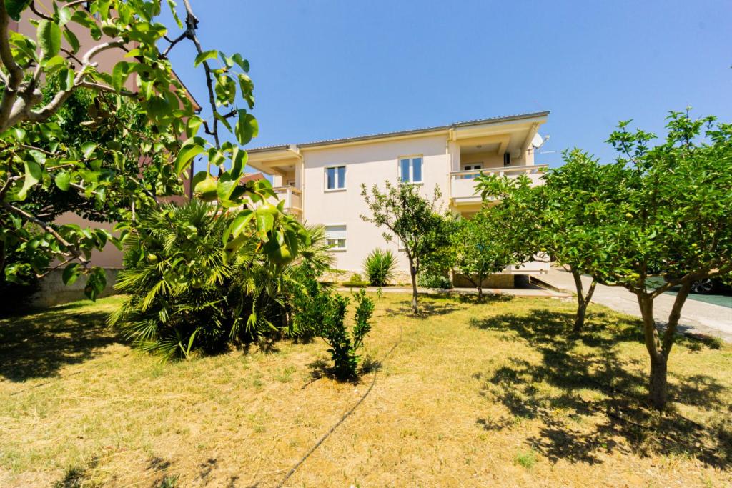 budynek z drzewami przed nim w obiekcie Karchna Erica central location in countyside with large barbecue area w Novalji