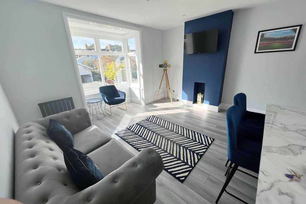 Cedars Place, by Home Host, walking distance to city centre - Housity