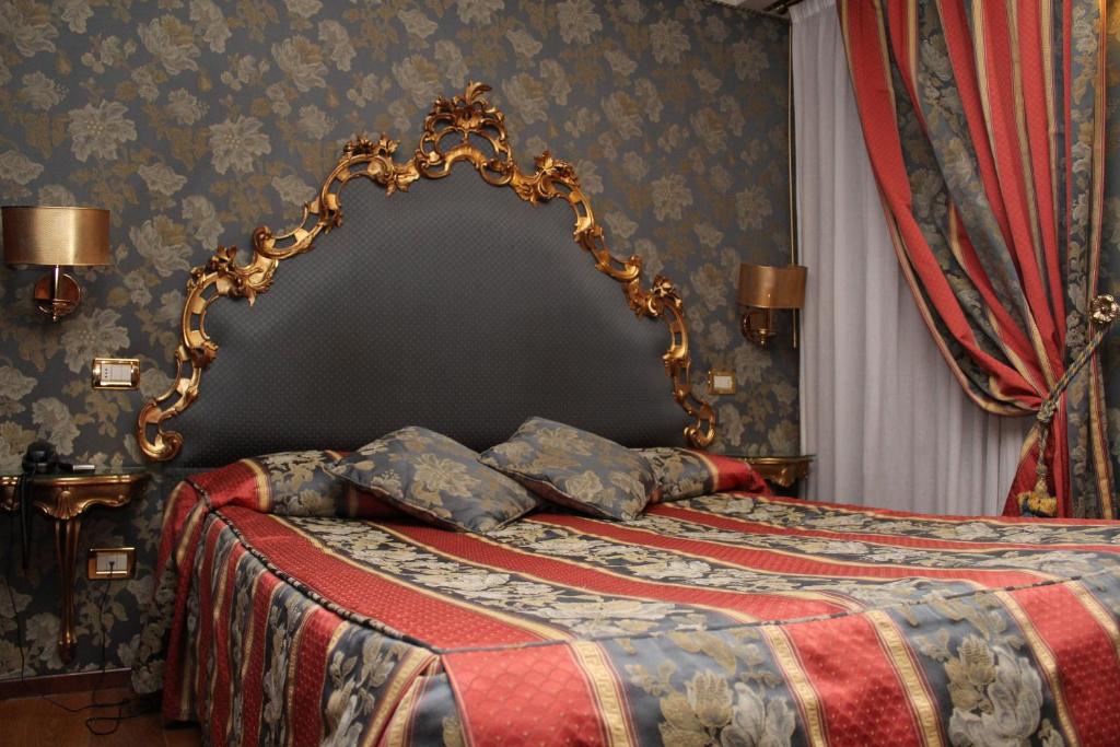 Postel nebo postele na pokoji v ubytování Royal San Marco Hotel
