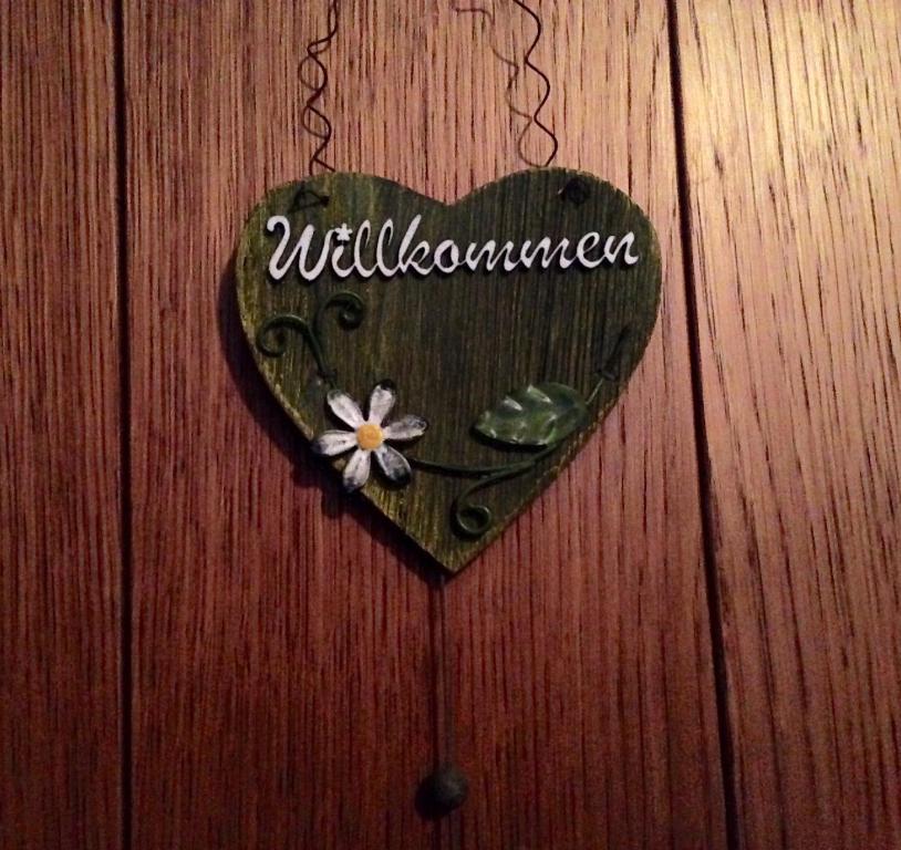 een hartvormig teken op een houten muur bij Ferienwohnungen Sonklar in Fulpmes